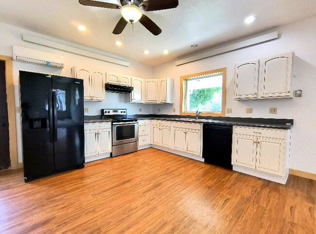 Foto del edificio - 504 Decorah Ave