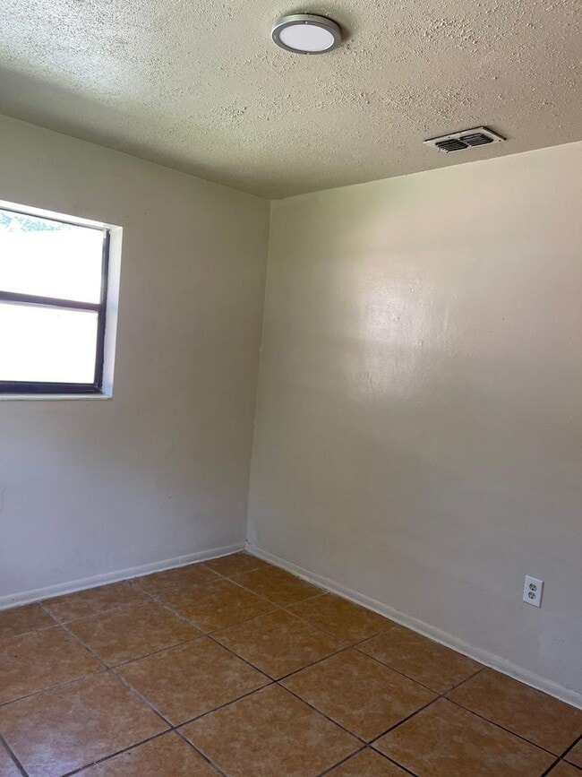 Building Photo - 226 6th Jpv St