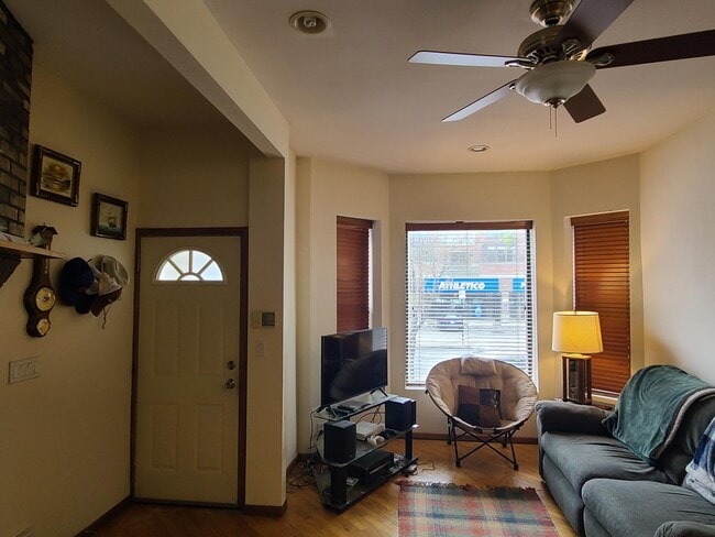 Livong room - 1320 W Diversey Pky