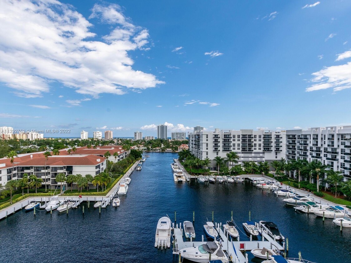 Foto principal - 3200 Port Royale Dr N