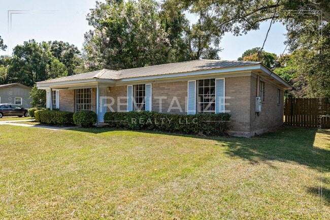 Building Photo - Brick 3BD 2BA with Large Private Yard!