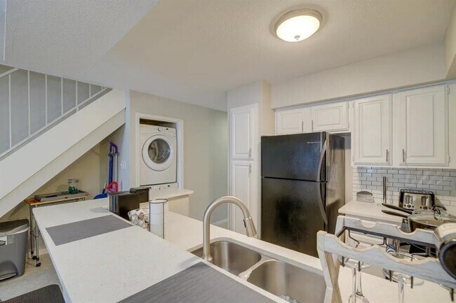 Foto del edificio - 2425 Holly Hall St