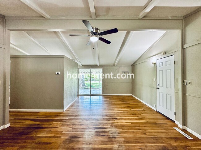 Building Photo - Cozy Ranch Style Home w/ Wood Floors and P...