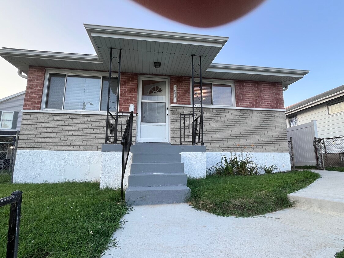 Foto principal - 7051 Lansdowne Ave