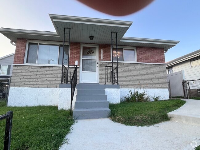 Building Photo - 7051 Lansdowne Ave