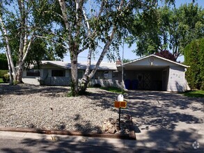 Building Photo - 835 Grelle Dr