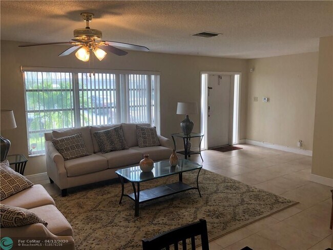 Foto del edificio - 6705 NW 72nd St