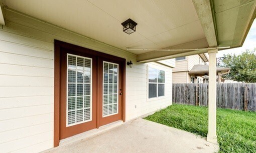 Foto del edificio - 4 bedroom / 2.5 bathroom.  Over 2500 sq ft...