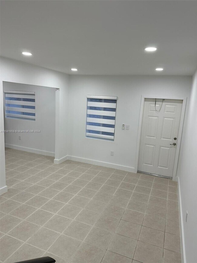 Foto del edificio - 1085 W 23rd St