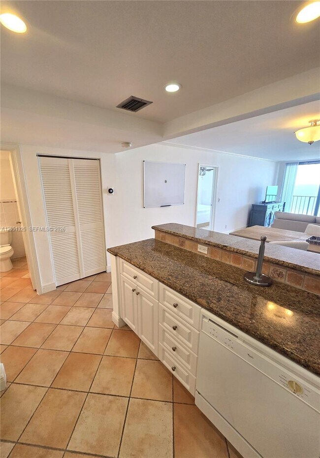 Building Photo - 2625 Collins Ave