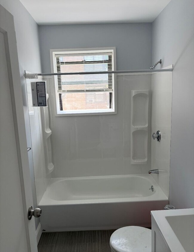 Foto del edificio - WAYLAND SQUARE REALTY (218)