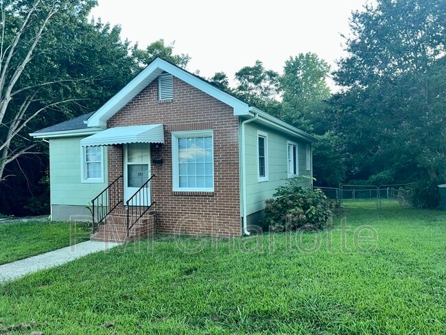 Building Photo - 503 N Pear St