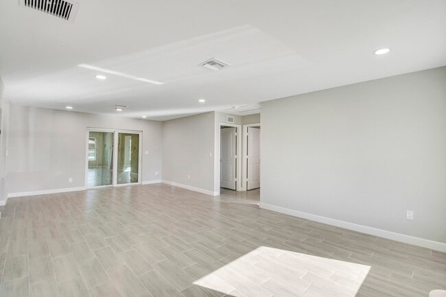 Building Photo - 548 SW 5th St