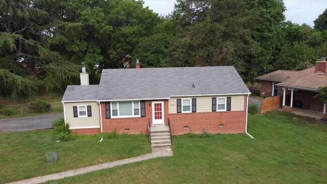 Building Photo - Immaculate 3 Bedroom Home in Forest Hill J...