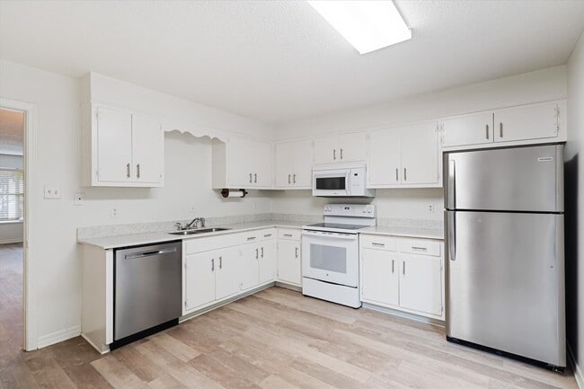 Building Photo - SPANISH VILLA CONDOMINIUM