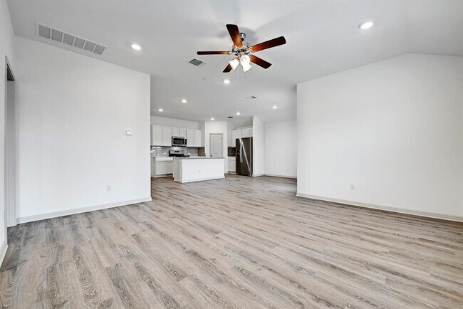 Building Photo - 132 Sweetwater Crk Ln
