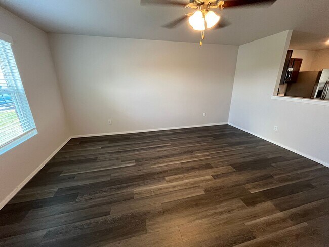 Foto del edificio - Somerset Living Starts Here — 3 Bedroom, 2 Bath Home Now Preleasing