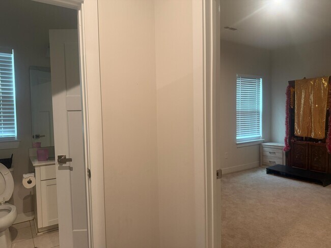 Building Photo - 300 Finnegan Ct