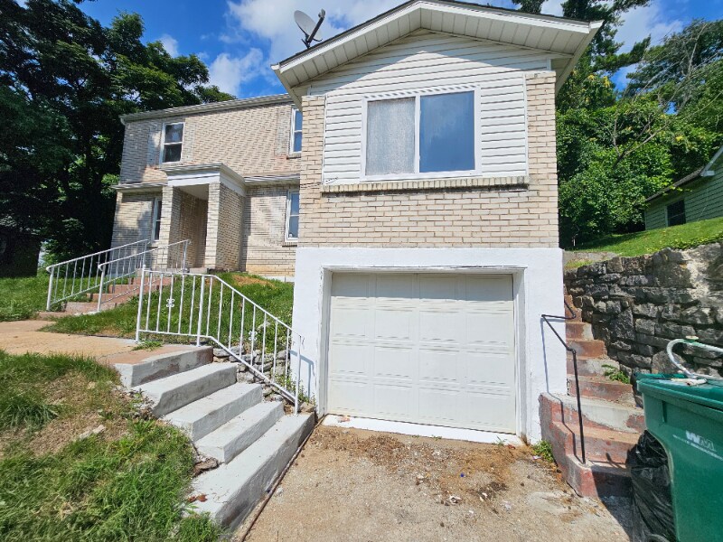 Foto principal - 8919 Hillslope Dr