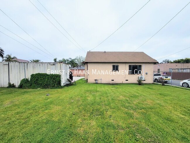 Foto del edificio - Charming 1+ Bedroom California Bungalow home!