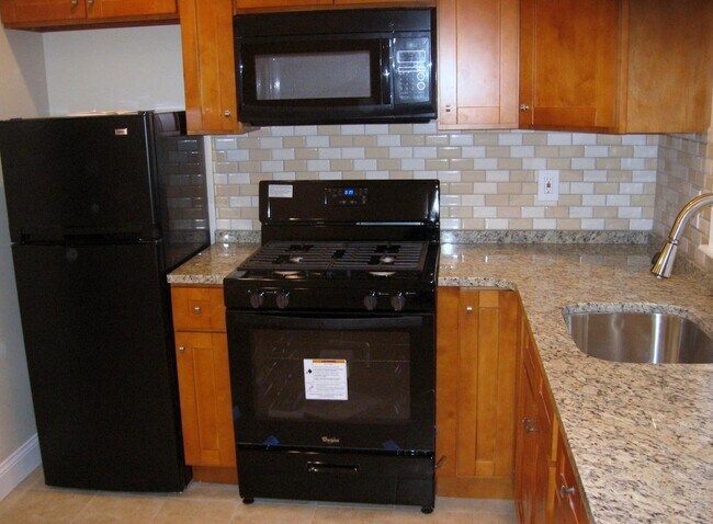 Kitchen - 421 W Thompson St