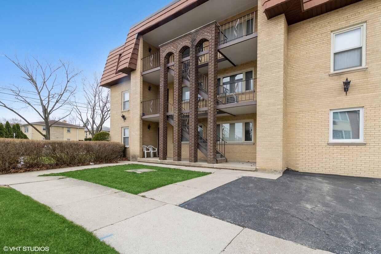 Foto principal - 1700 W Touhy Ave