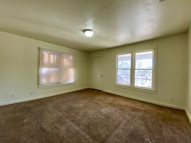 Building Photo - 2 Bedroom 1 Bath Upstairs Unit Available i...