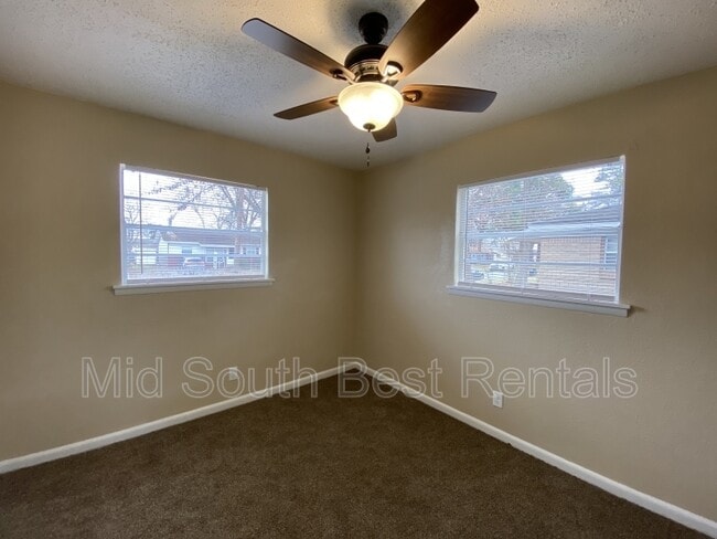 Building Photo - 127 Meadow Park Dr