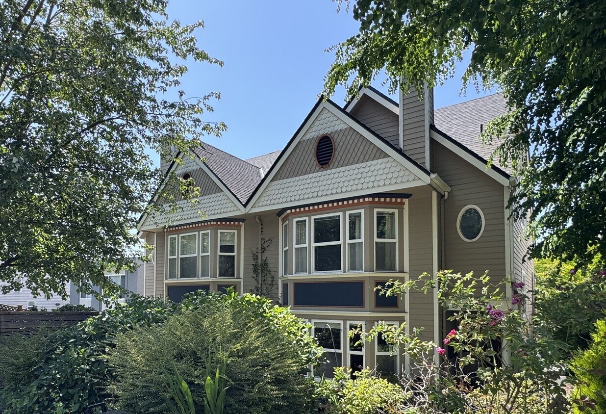 Primary Photo - Stylish 3BR Queen Anne Townhome