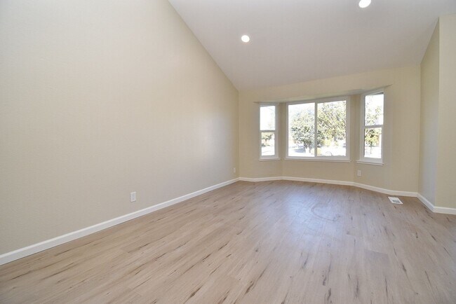 Foto del edificio - COMING SOON | $4,090 / 4 BR - GORGEOUS REMODELED PARKMONT HOME IN CENTRAL FREMONT