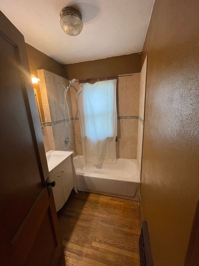 Building Photo - 3 Bedroom, 2 Bathroom Home