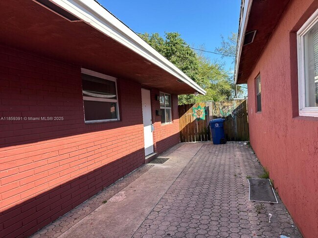 Foto del edificio - 623 NW 9th Ave