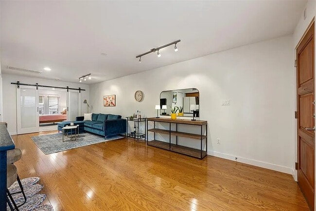 Building Photo - 1115 W 10th St