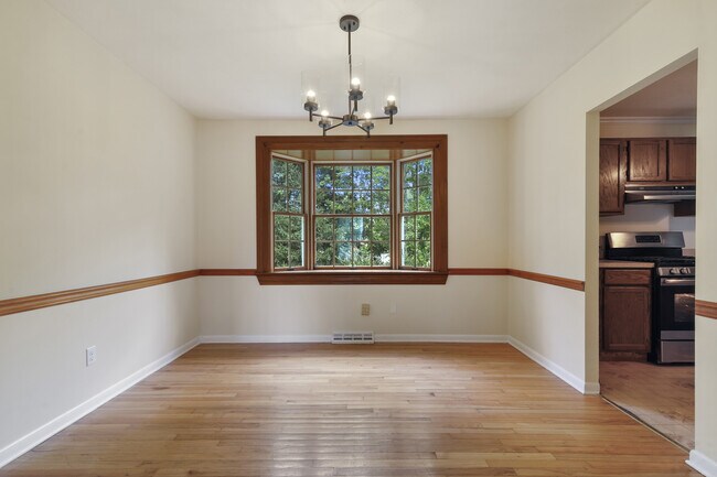 Building Photo - 631 Roberta Ave
