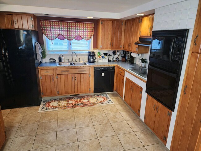 Full Kitchen - 400 Fairmount Ave