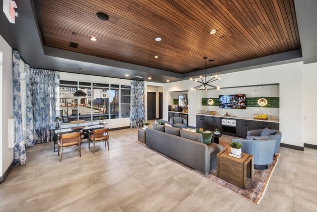 Building Photo - Creekstone at 316