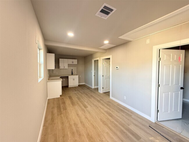 Building Photo - 2209 Gano St