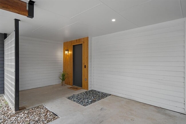 Building Photo - 1208 W Oltorf St