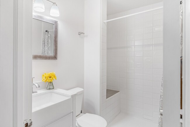 Foto del edificio - 2342 E 66th St