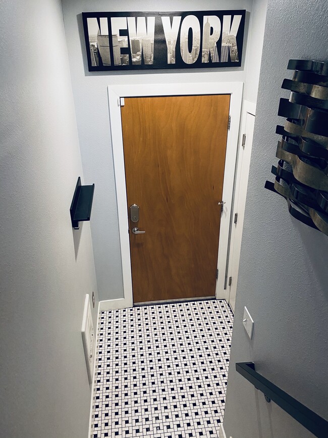 Foyer - 2900 Inca St