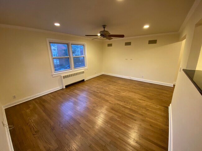 Living - 905 Palmer Ave