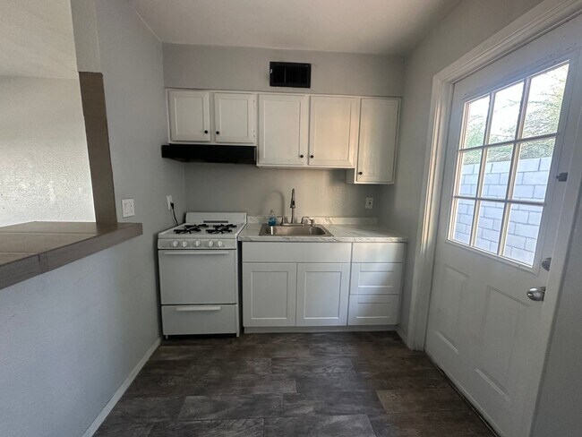 Building Photo - 1 bed 1 bath Townhome