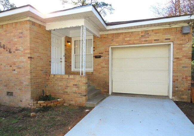 Foto del edificio - Lovely Updated 3 Bedroom, 2 Bath House in ...