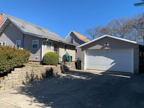 Building Photo - 302 E 17th St