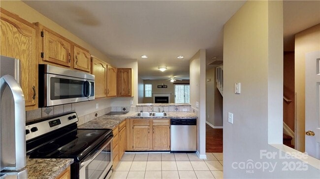 Building Photo - 3236 Summercroft Ln