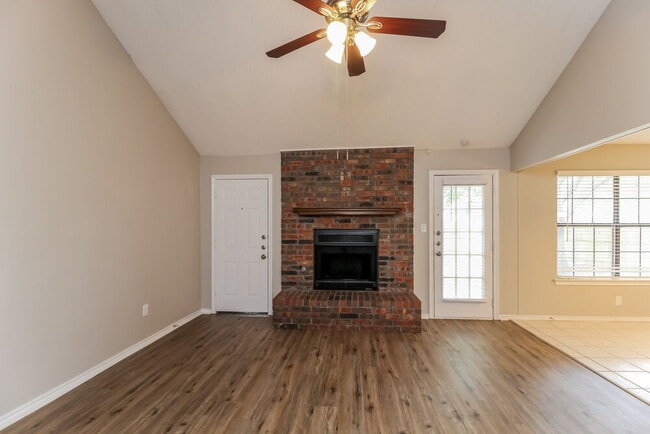 Building Photo - 217 Tanglewood St