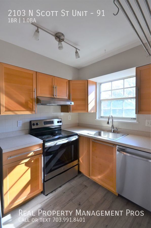 Building Photo - Penthouse Rosslyn Condo! Great Location, W...