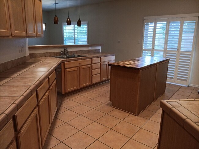 Foto del edificio - Stunning 4-bedroom, 3.5-bathroom home! Showings coming soon!