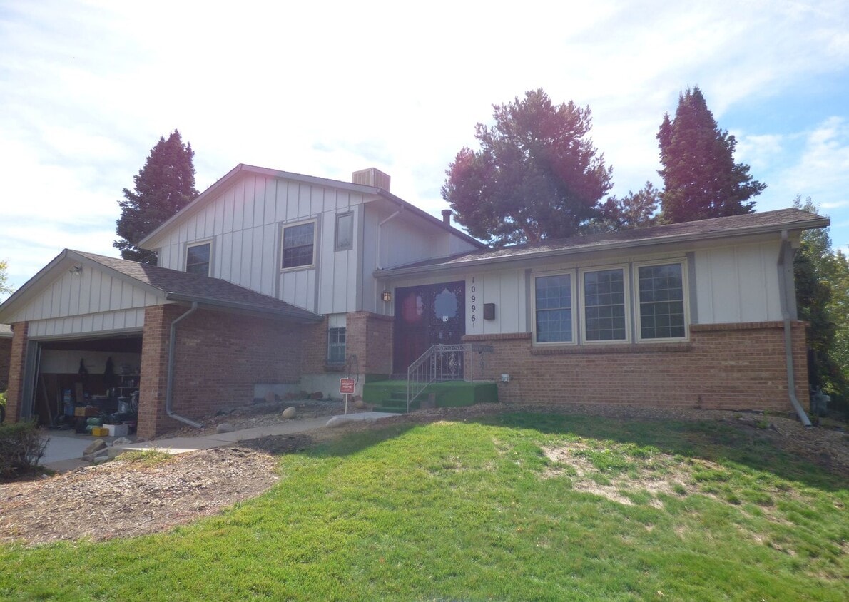 $0 DEPOSIT OPTION. TRI-LEVEL AURORA HOME WITH MODERN AMENITIES AND SPACIOUS INTERIORS - $0 DEPOSIT OPTION. TRI-LEVEL AURORA HOME WITH MODERN AMENITIES AND SPACIOUS INTERIORS