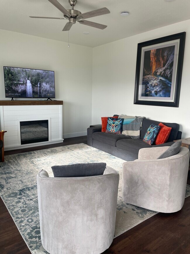 Building Photo - 1186 Redbud Dr